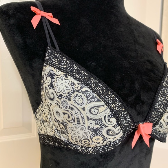 Secret Possessions Bra and matching thongs. NWT. - Picture 2 of 5